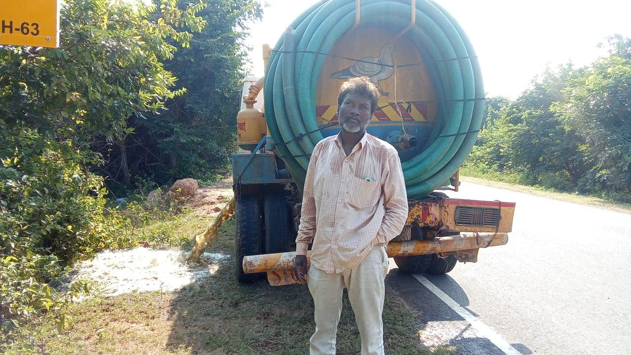 सिरोंचा तालुक्यातील राजीवनगर जवळ खाजगी सेप्टी ट्रकने घाण खाली केली; दुर्गंधीने नागरिकांमध्ये नाराजी