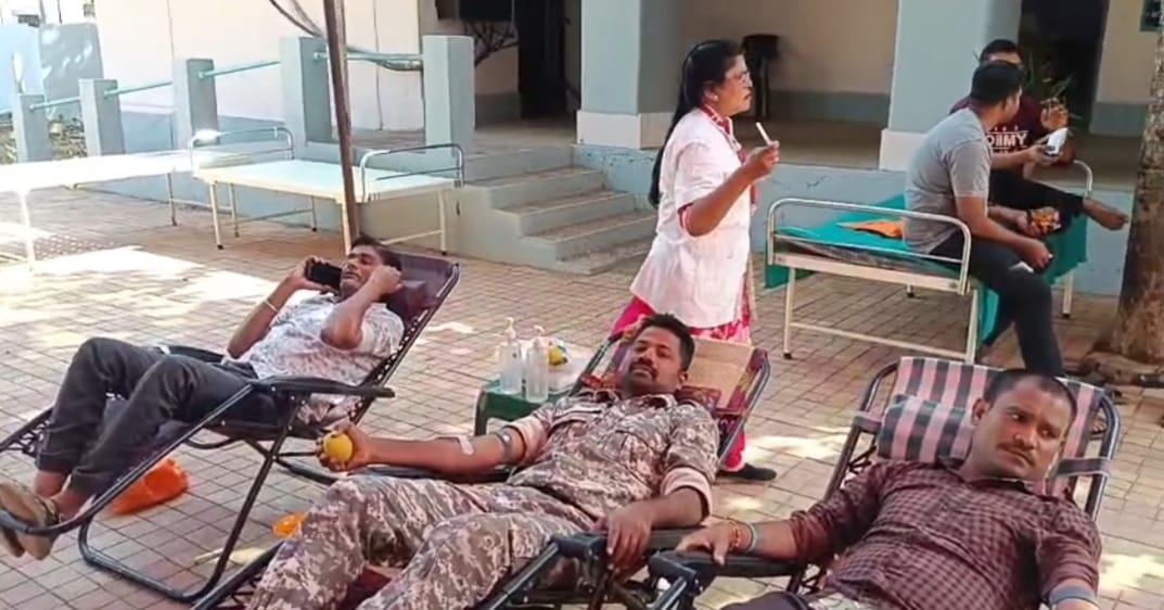 पोलिस दल स्थापन दिनानिमित्त सिरोंचा येथे भव्य रक्तदान शिबिर ; २५१ जणांचे रक्तदान …!