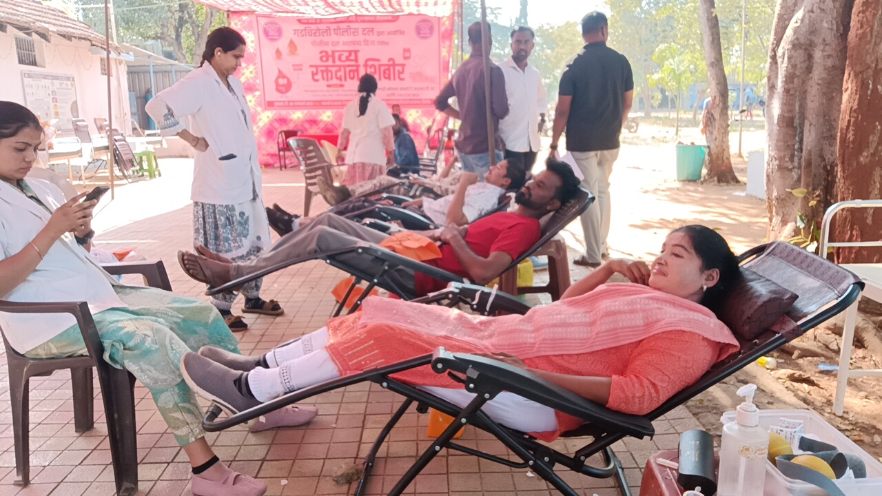 पोलिस दल स्थापन दिनानिमित्त सिरोंचा येथे भव्य रक्तदान शिबिराचे आयोजन ...!