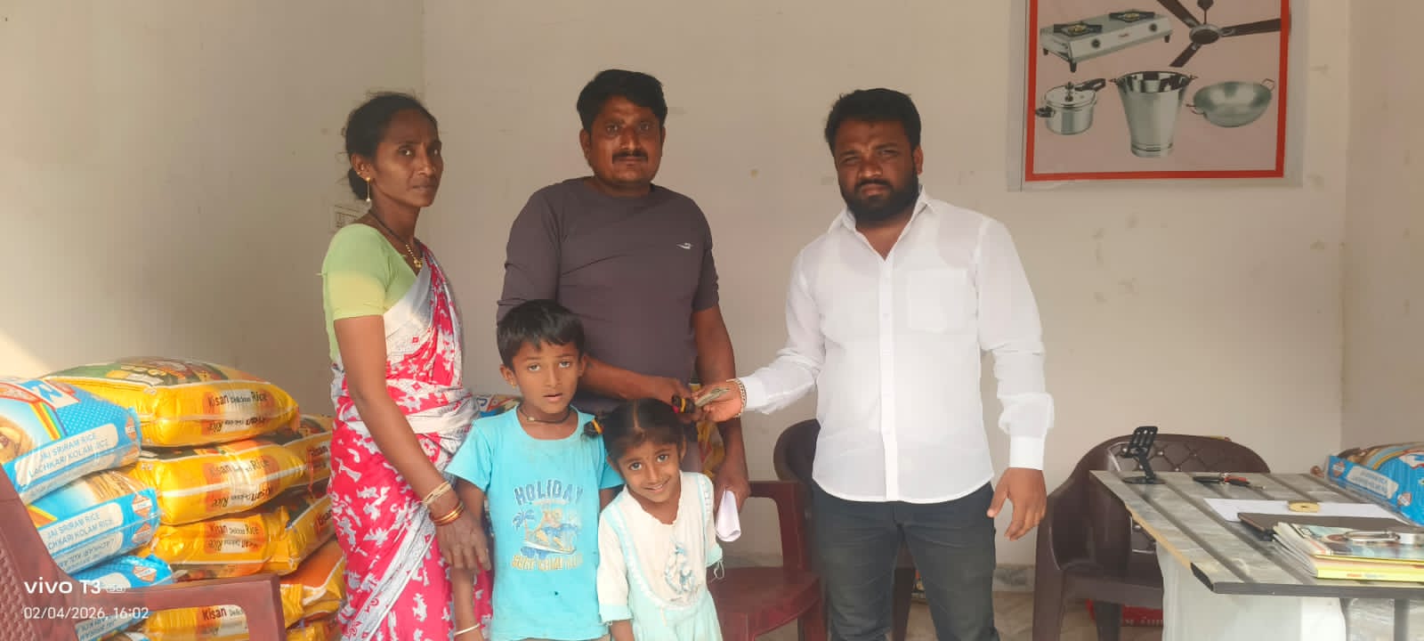 पेंटीपाका येथील जिल्हा परिषद शाळेत शिक्षकाकडून पहिलीच्या विद्यार्थ्यास अमानुष मारहाण …!* जखमी मुलाच्या उपचारासाठी सागर मूलकला यांची आर्थिक मदत …!