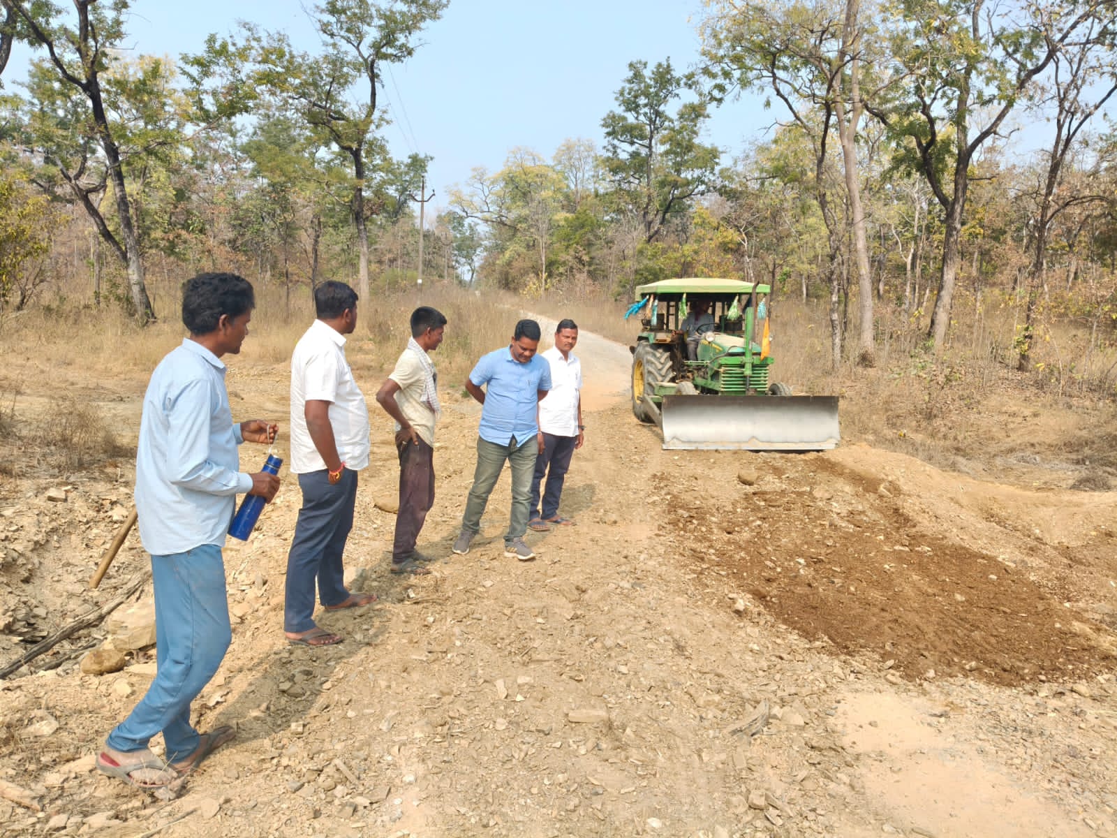 अतिदुर्गम कोप्पेला–रमेशगुडम–कोर्ला रस्त्याची बानय्या जनगाम स्वखर्चाने दुरुस्ती; नागरिकांना मोठा दिलासा