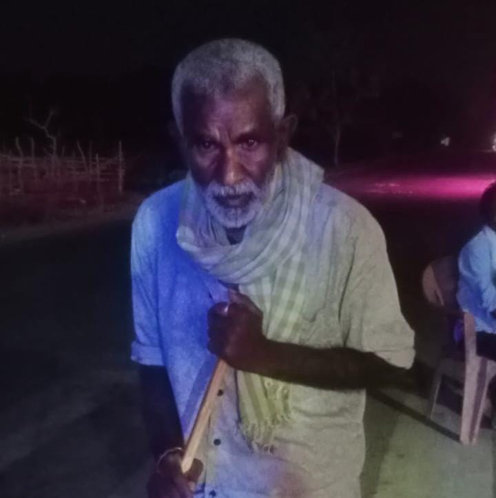 भटकून गेलेल्या वृद्ध व्यक्तीला सामाजिक कार्यकर्त्यांची मदत; सुखरूप घरी पोहोचविले*  *सामाजिक बांधिलकी जपत सागर मूलकला व त्यांच्या सहकाऱ्यांनी तात्काळ मदत*