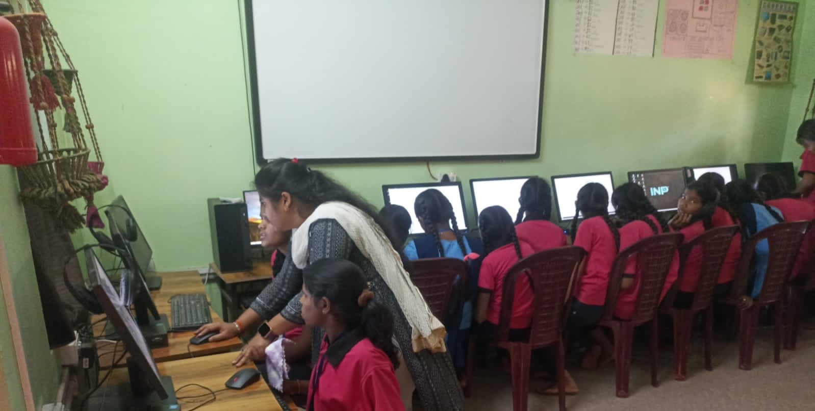 कस्तुरबा गांधी बालिका विद्यालय सिरोंचा शाळेतील विद्यार्थीनींना संगणकाच धडे...!   समग्र शिक्षा अभियांनांतर्गत उपक्रम...!