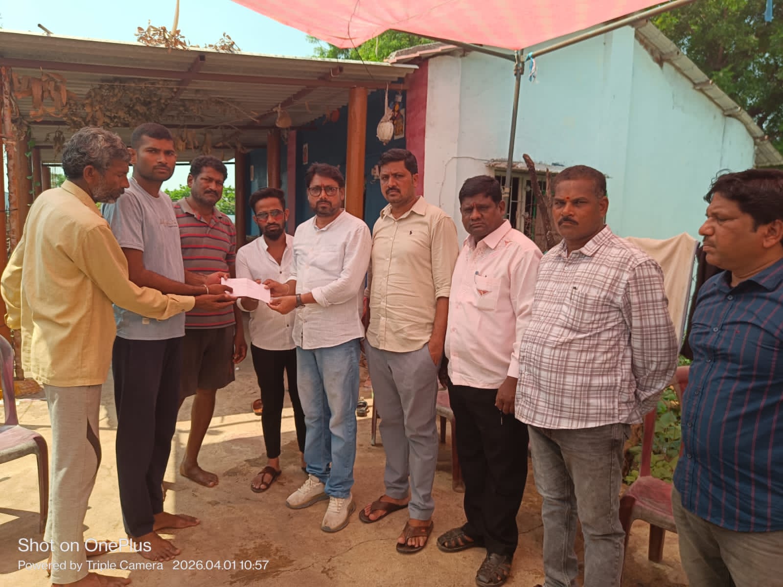 राजे अंब्रीशराव महाराज यांच्याकडून अपघातग्रस्त कुटुंबाला आर्थिक मदत