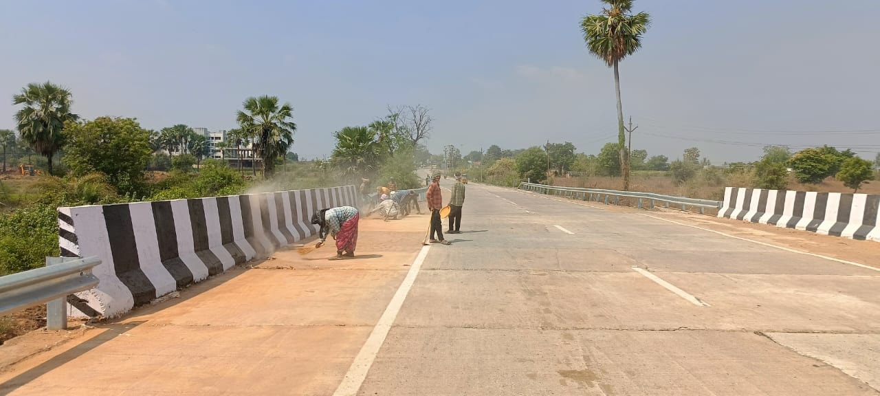 चिंतालपल्लीजवळील उंचवाट्यांमुळे अपघातांचा धोका; पत्रकार सागर मूलकला यांच्या मागणीला यश*  *साई कन्स्ट्रक्शनकडून दुरुस्तीला सुरुवात; नागरिकांमध्ये समाधान*