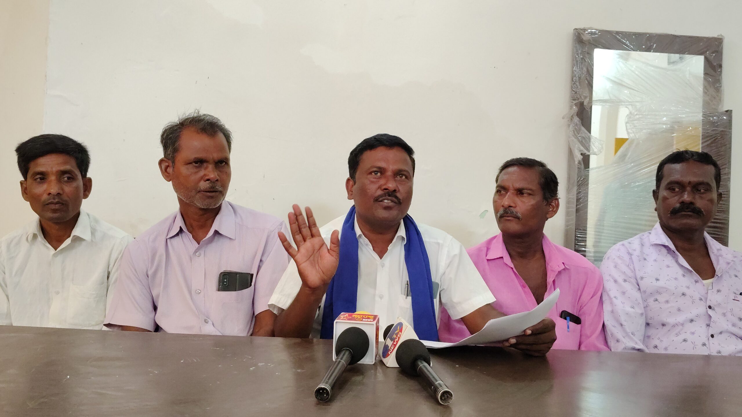 सिरोंचा नगरपंचायतीतील अविश्वास प्रस्तावावर वादंग; “राजकीय बहुरूपी नाटक” असल्याचा आरोप*  *१४ नगरसेवकांचा प्रस्ताव; बहुजन समाज पक्षाचा गंभीर आरोप, विकासकामांवर प्रश्नचिन्ह*