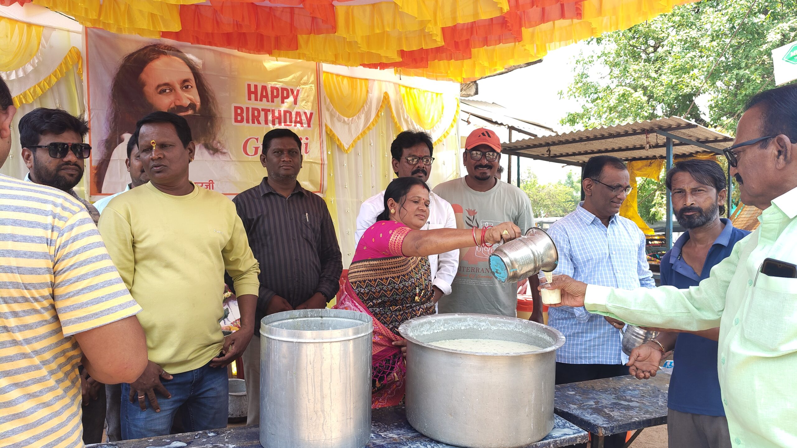 मानवतावादी व अध्यात्मिक गुरु श्री श्री रविशंकरजी यांच्या 70 व्या वाढदिवसानिमित्त सिरोंच्यात नगर पंचायतच्या नगराध्यक्षा सौ. पद्मा सतीश बोगे यांच्या हस्ते नागरिकांना माट्टा वितरण…!*