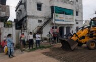 निवेदनाची तत्काळ दखल; पद्माताई बोगेंनी जुलूस मार्गावरील खड्डे बुजविले