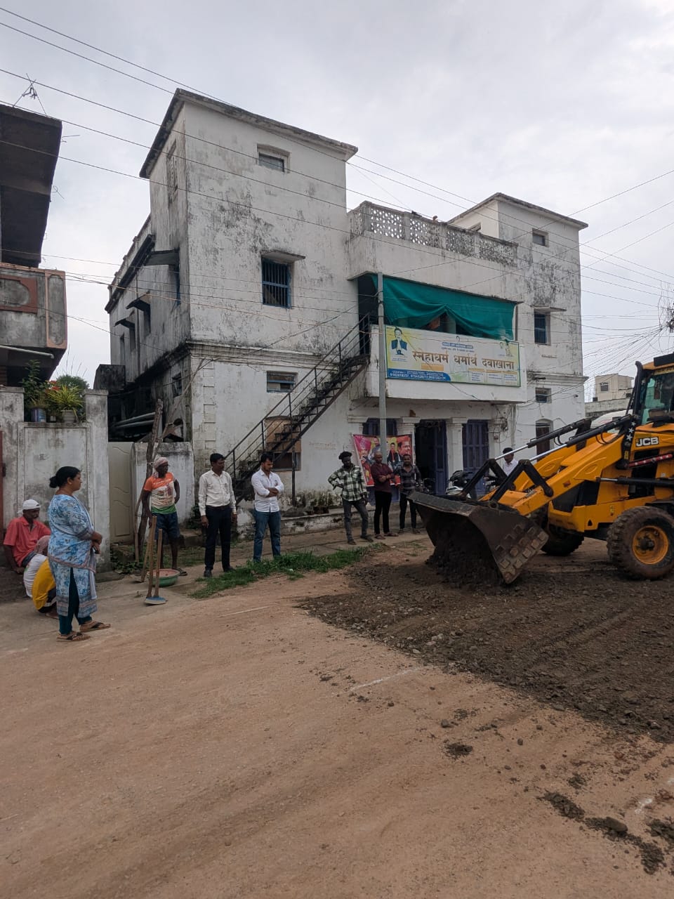 निवेदनाची तत्काळ दखल; पद्माताई बोगेंनी जुलूस मार्गावरील खड्डे बुजविले