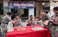 सिरोंचा पोलीस ठाण्यात रक्षाबंधन उत्साहात; विद्यार्थीनींनी पोलिसांना बांधल्या राख्या