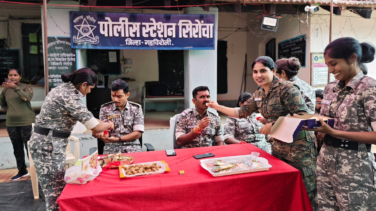 सिरोंचा पोलीस ठाण्यात रक्षाबंधन उत्साहात; विद्यार्थीनींनी पोलिसांना बांधल्या राख्या