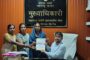 नगराध्यक्ष पद्मा भोगे व नगरसेविकांकडून मुख्याधिकारी राहुल राऊत यांना राखी बांधून रक्षाबंधन साजरा...!