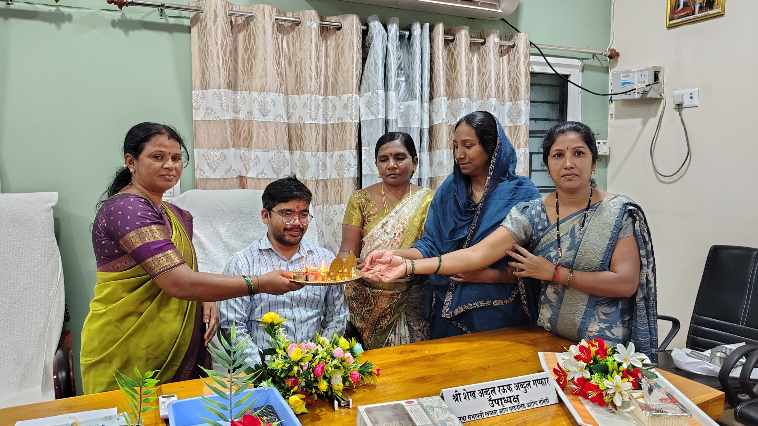 नगराध्यक्ष पद्मा भोगे व नगरसेविकांकडून मुख्याधिकारी राहुल राऊत यांना राखी बांधून रक्षाबंधन साजरा...!