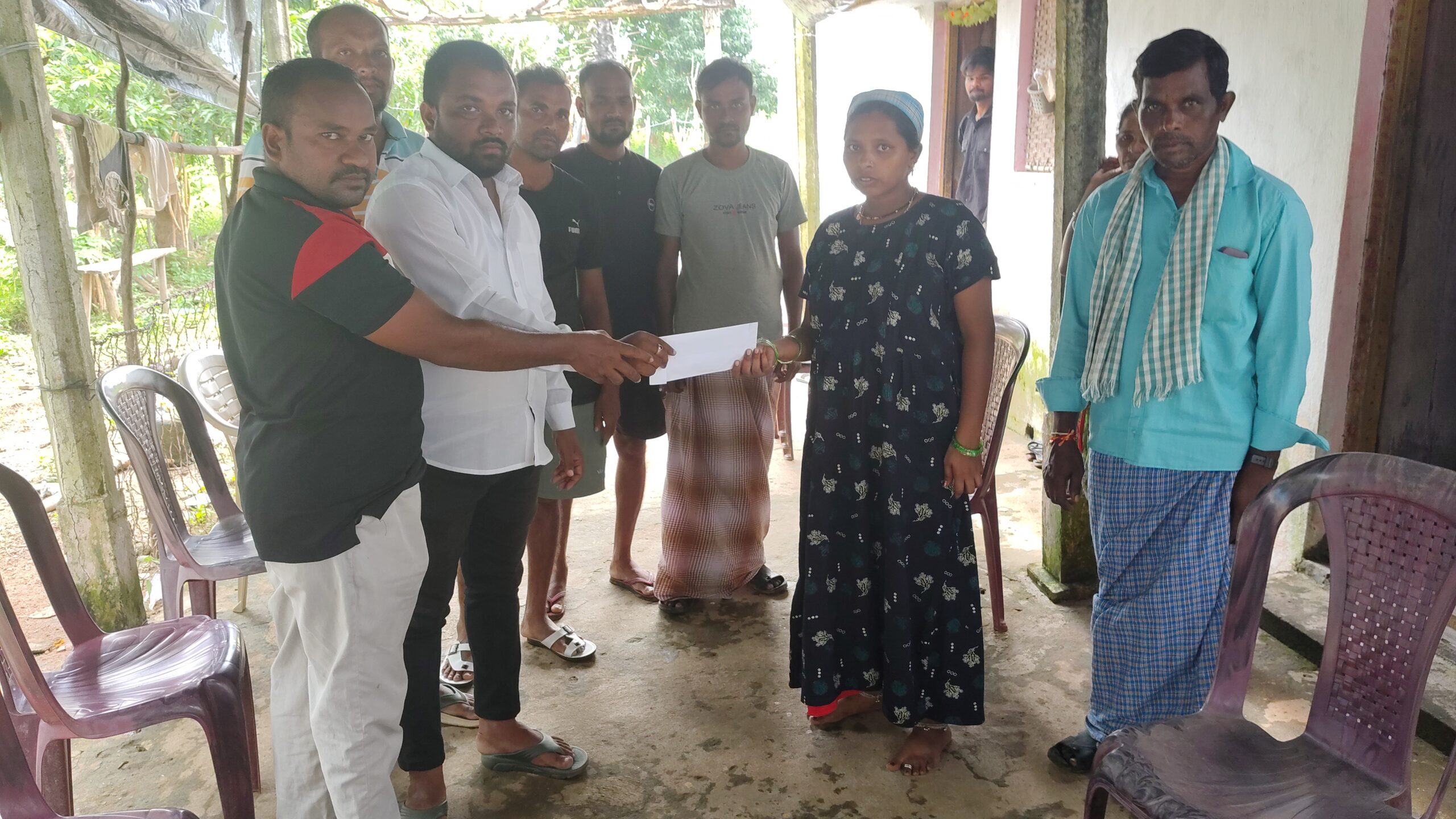 विनीत लाटकरी यांच्या कुटुंबीयांची मूलकला फाऊंडेशनकडून सांत्वन भेट; आर्थिक मदतीचा हात ...!